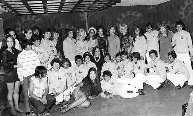 México 1971 - Selección mexicana en un salón con celebridades